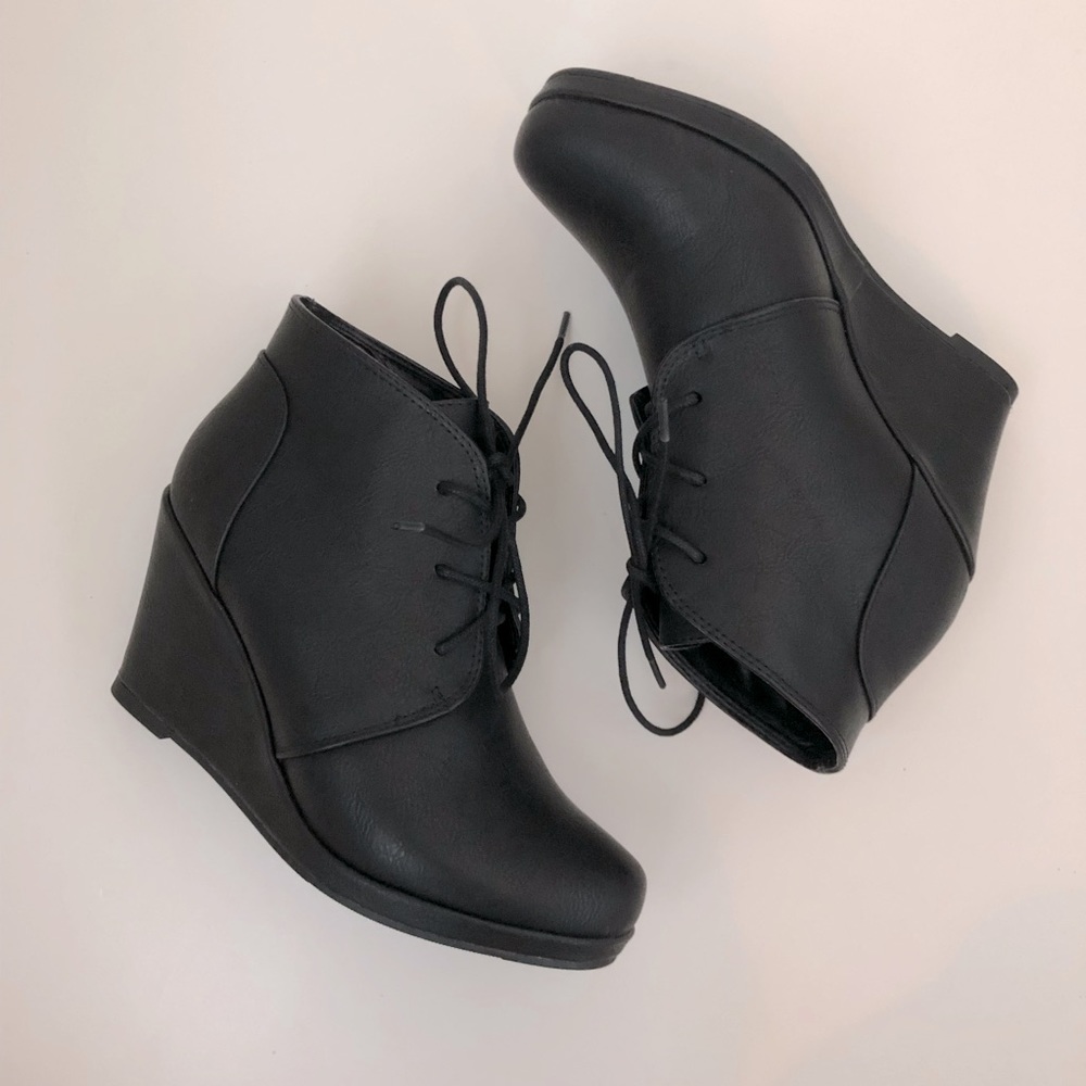 Journee Collection Gentry Black Laced Up Wedge Ankle Boot 7